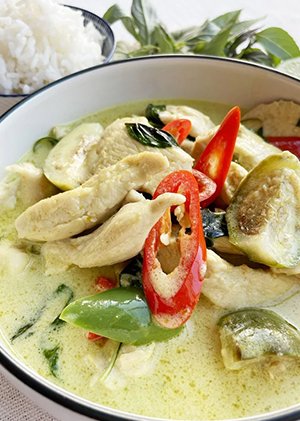 Chicken Thai Green Curry with Thai Aubergines - Mae Jum Store